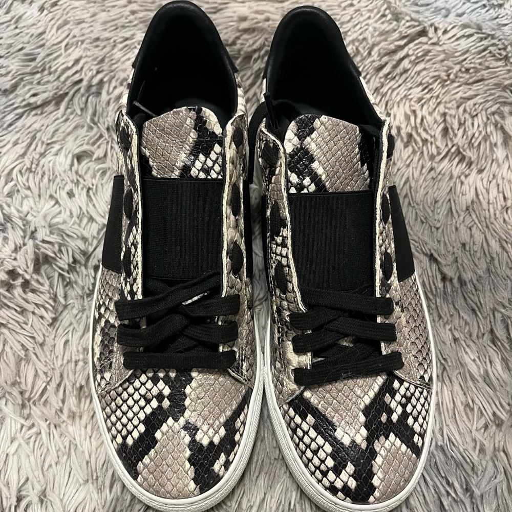 Tennis shoes
